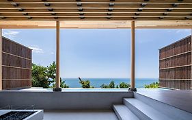 琴ヶ浜の渚